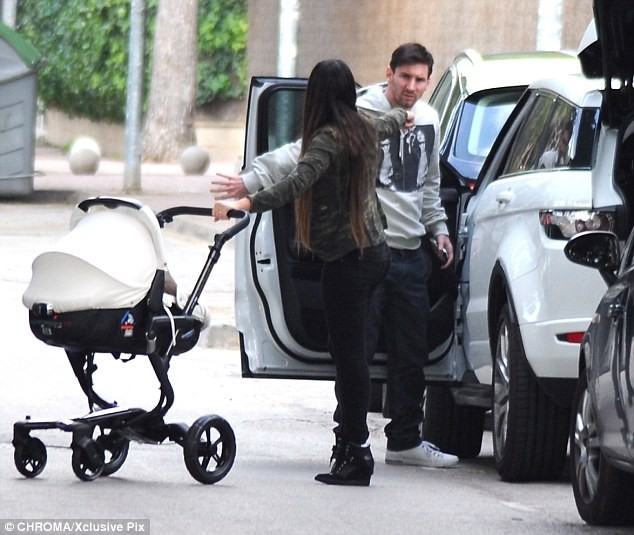 Lần đầu tiên, Messi cùng bạn gái Antonella bồng bế cậu nhóc Thiago đi dạo trên đường phố Barcelona.